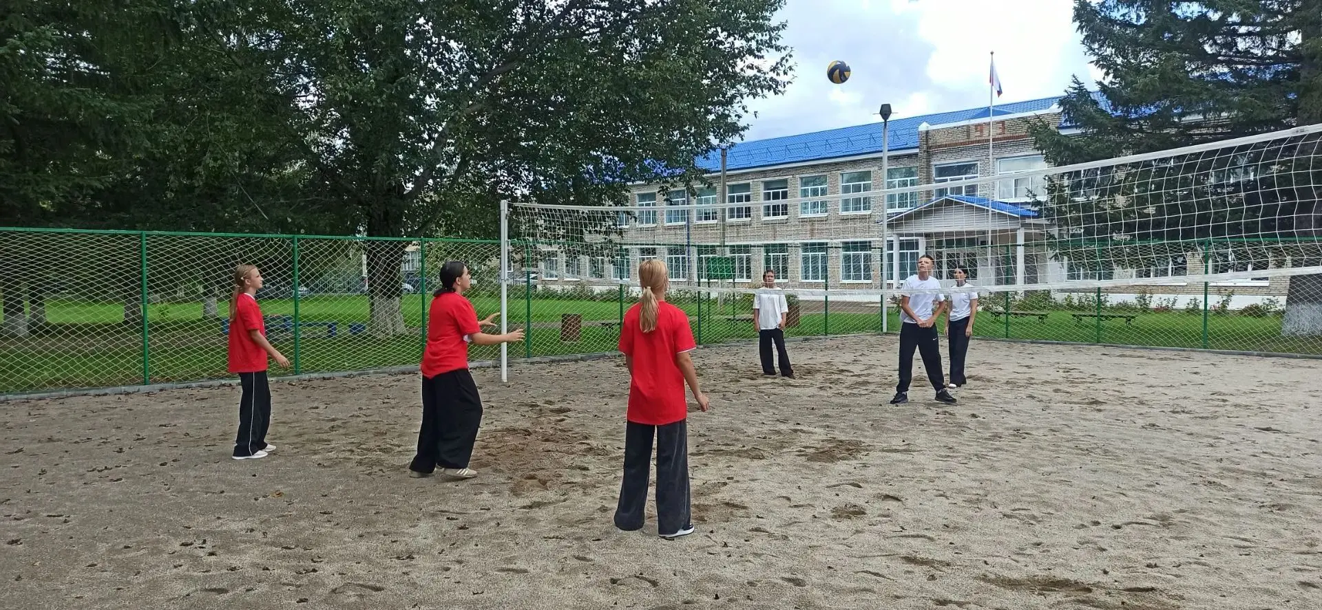 🏐 Сегодня ребята 7 класса "протестировали" новую волейбольную площадку👍