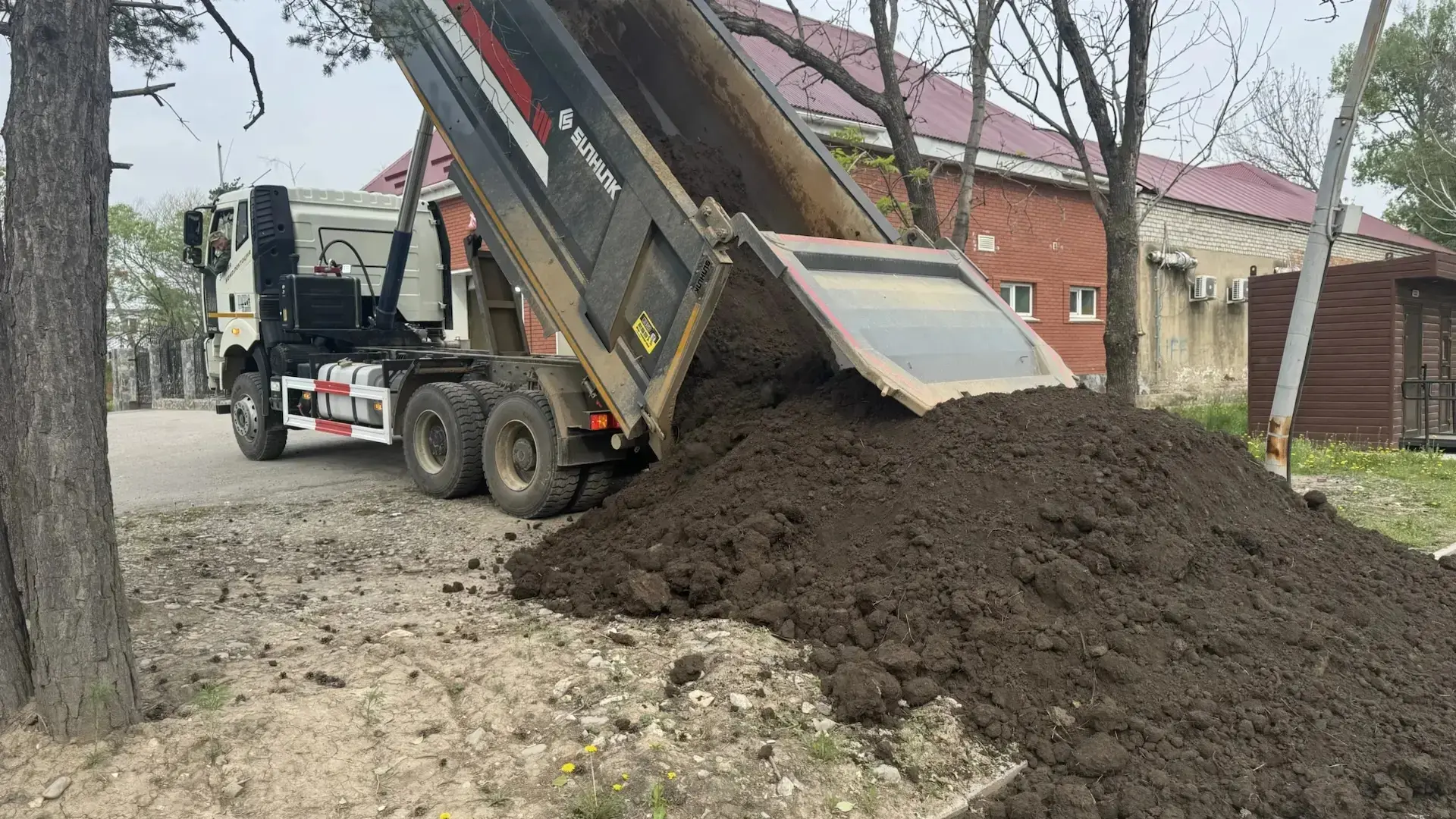 🌱 Масштабное озеленение Дальнереченска продолжается! 🌱  В Городском парке полным ходом идет подготов