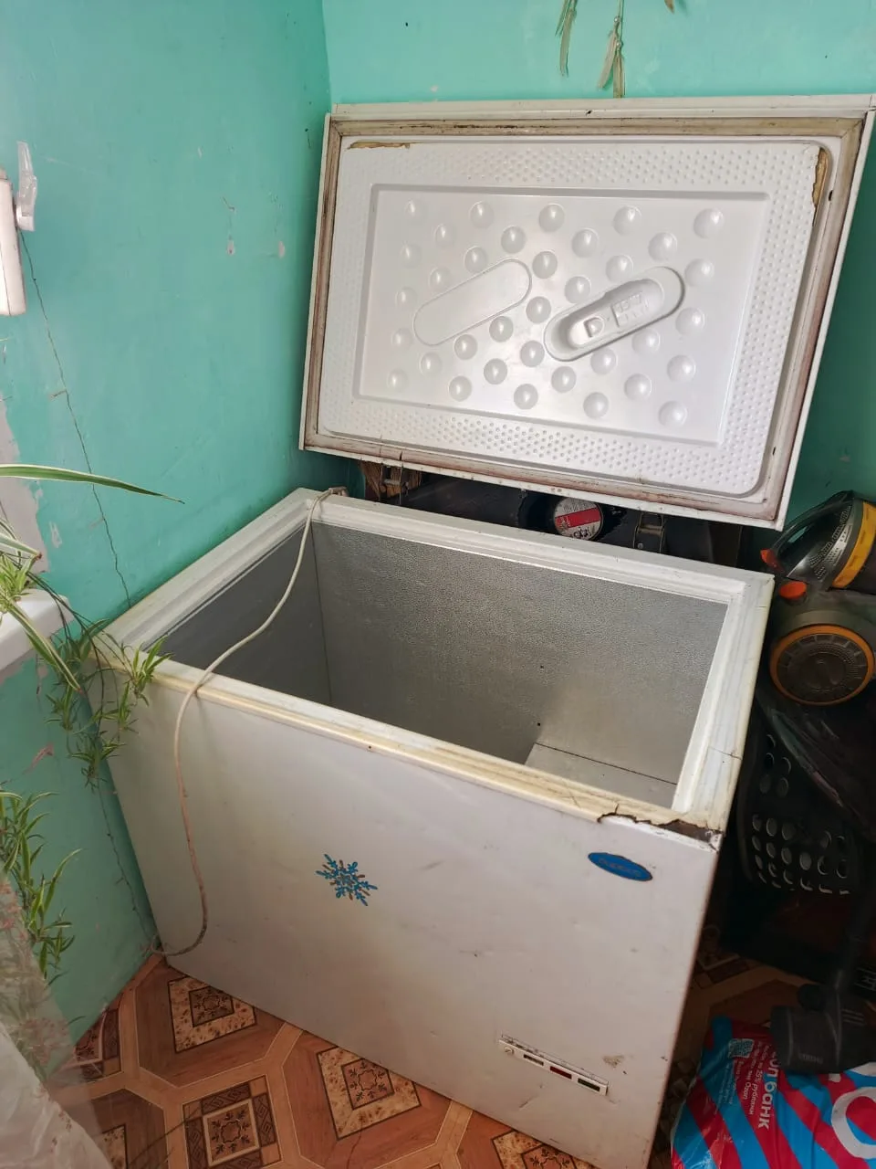 Продам морозильный ларь. Морозит, но иногда сам отключается.