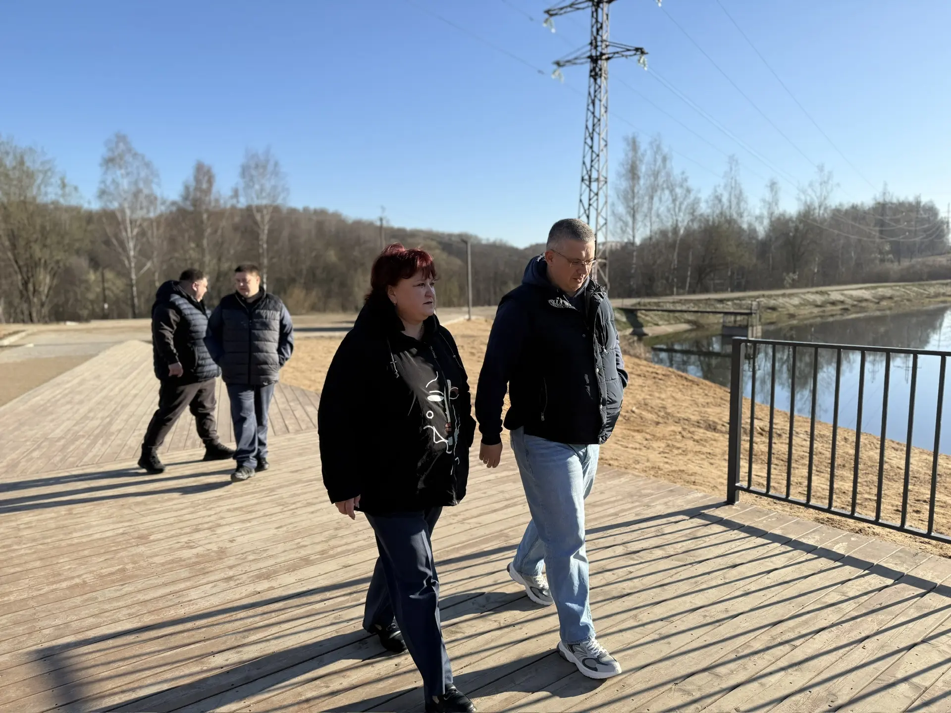 Субботнее утро начал с проверки парков и скверов города. Первая точка — пляж у Реадовского озера. В 