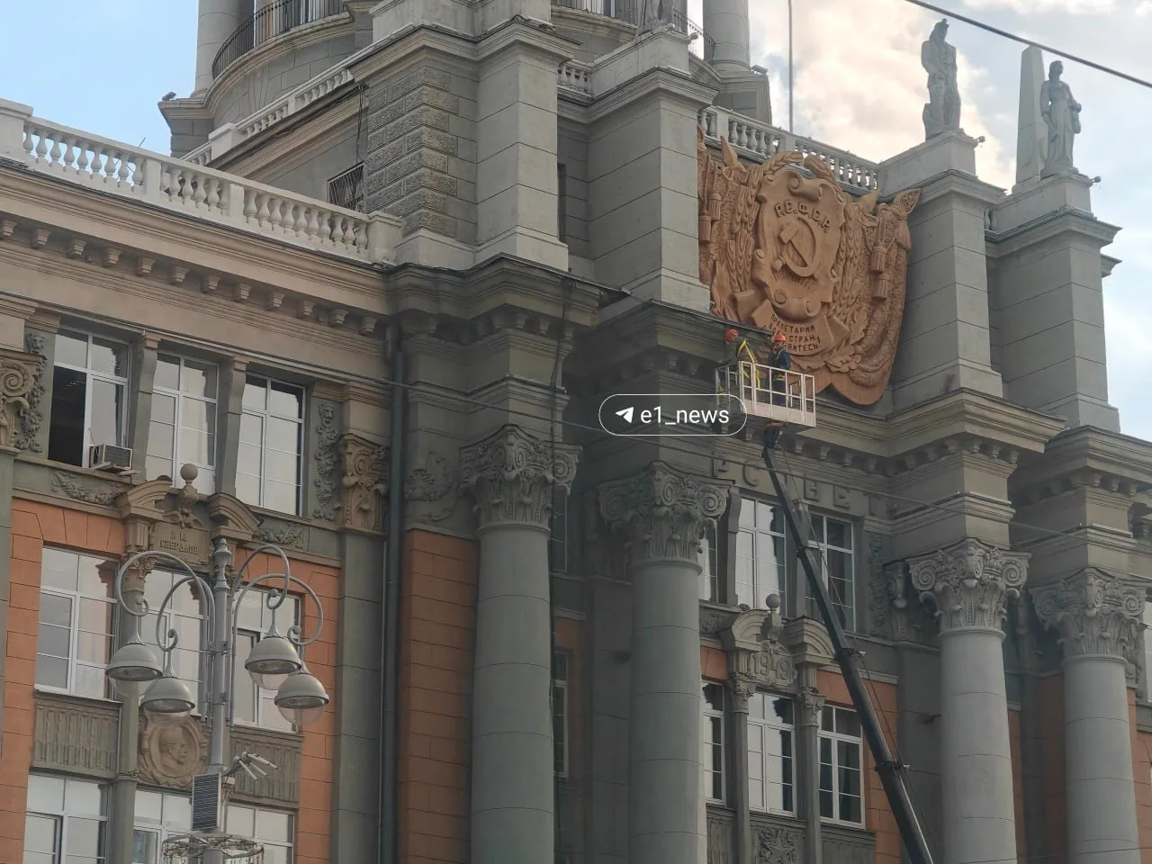 На здании администрации, где сегодня обрушился кусок козырька, поставили сетку.  Здесь мы всегда на 