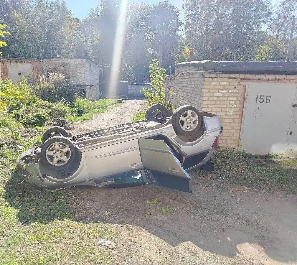 В Смоленске автомобиль упал с крыши гаража: водитель погиб