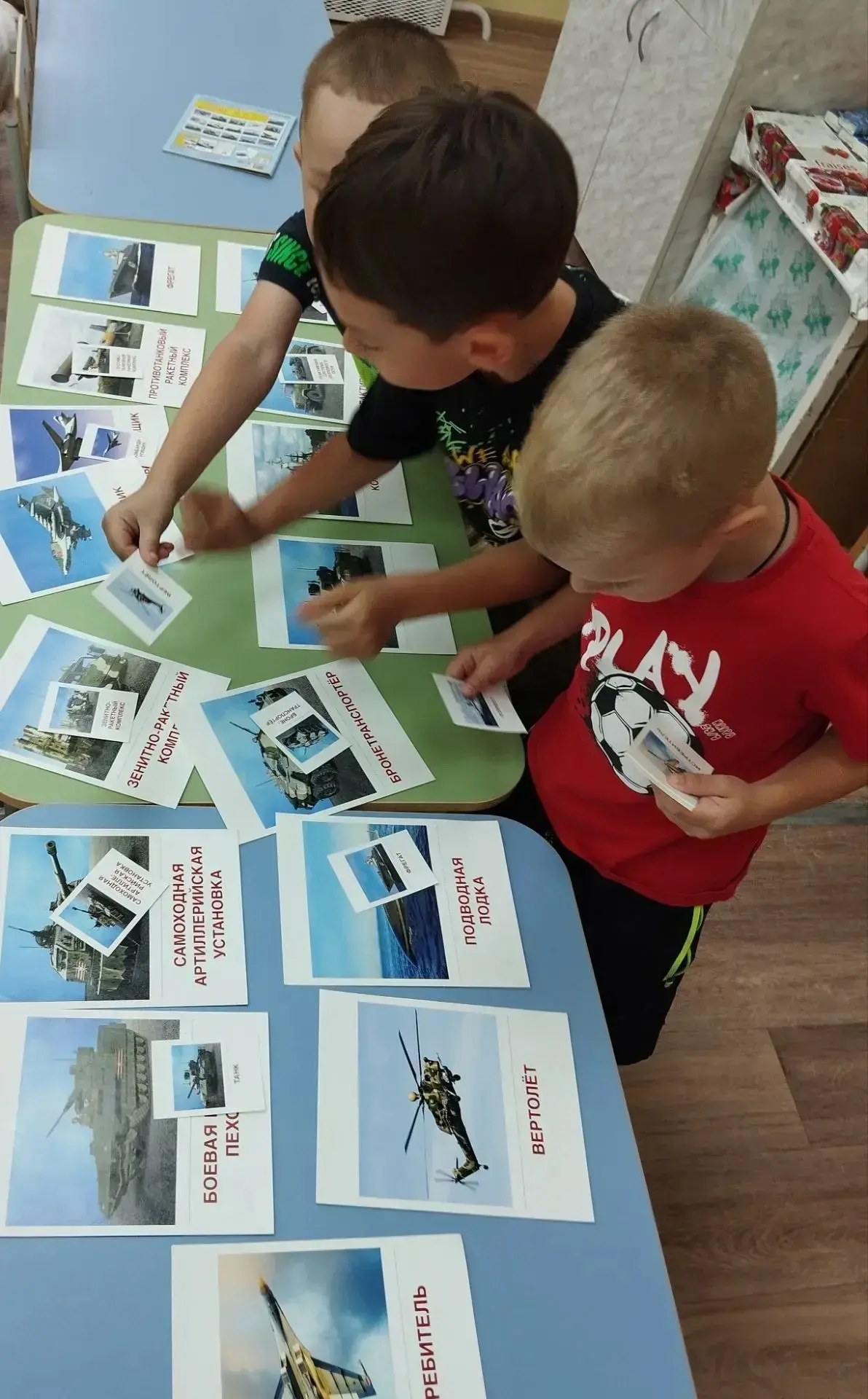В группе «Гномы» с нетерпением ждали День Военно-Морского Флота! ⚓️ Дети рассматривали картинки родо