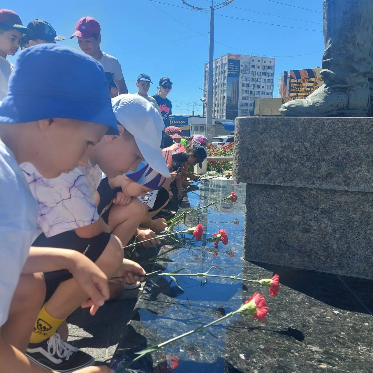 Память поколений: лицеисты почтили подвиг героев на Мемориале «Малая земля»

В преддверии Дня начала