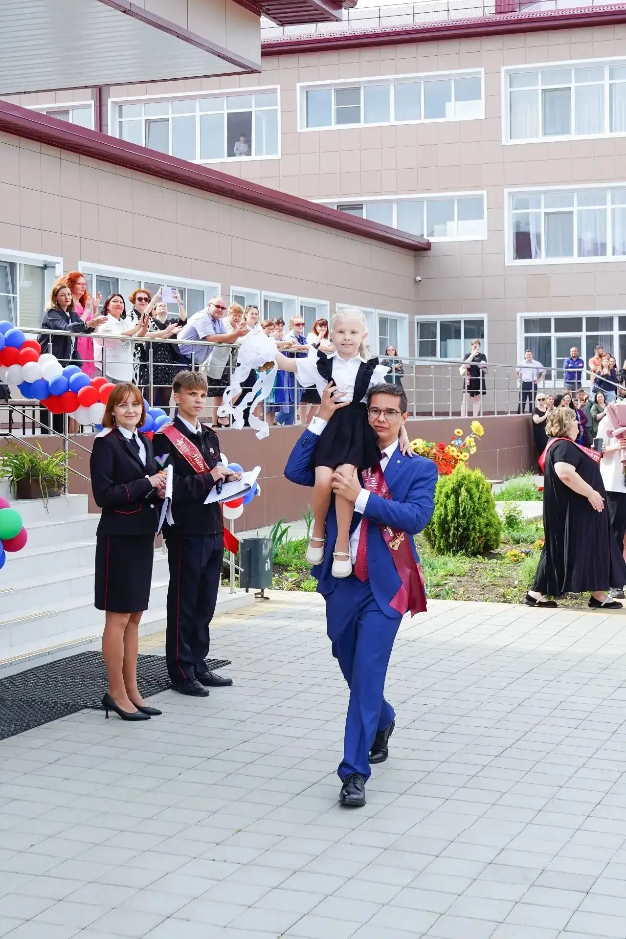 🇷🇺 Сегодня в МАОУ СОШ № 15 прошла торжественная линейка, посвящённая празднику Последнего звонка!  Д