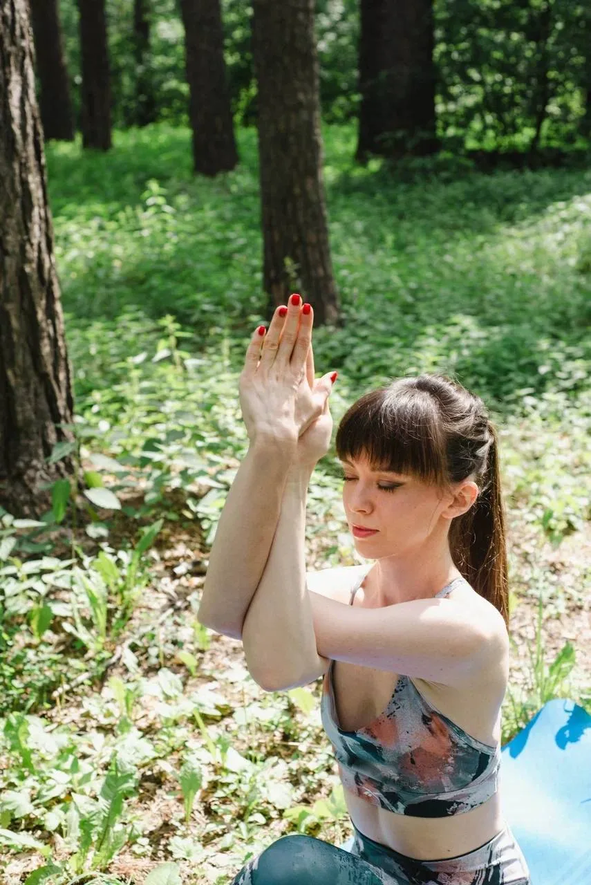Летом особенно приятно практиковать под открытым небом 🌿

Свежий воздух, тёплый вечерний свет и воз