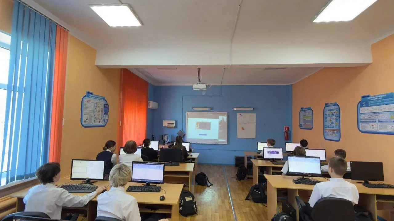 💻📚 ОНЛАЙН - УРОКИ ПО ФИНАНСОВОЙ ГРАМОТНОСТИ  🧑‍🎓💻 В марте ученики 6 "Б" и 8 "А" классов совместно с 