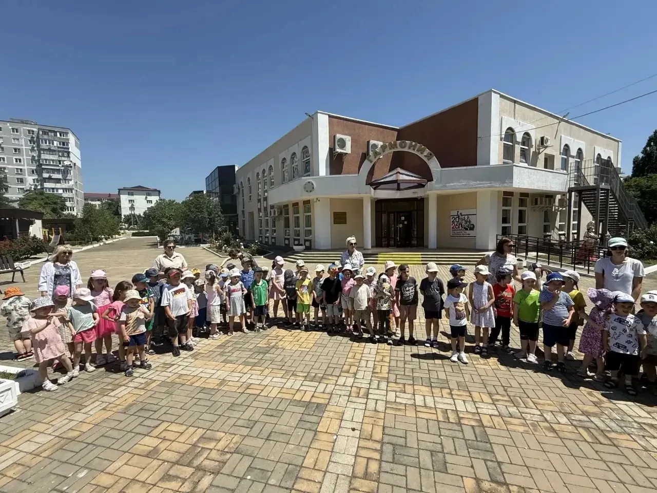 Открыли новую неделю торжественным церемониалом подъема флагов! 😄👍🇷🇺🇷🇺🇷🇺   Лучшими воспитанн