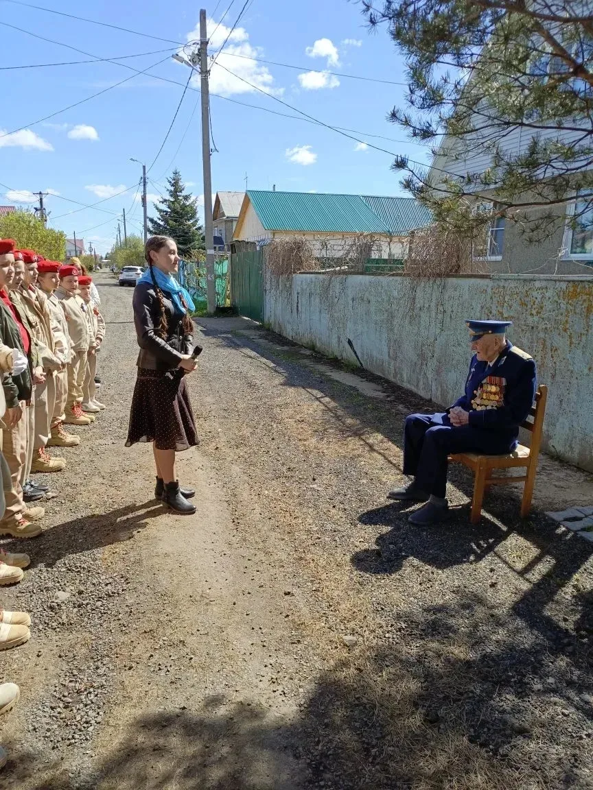 В День Победы наших учеников — Омелькову Любовь с проникновенной песней «Синий платочек» и Дерюгина 