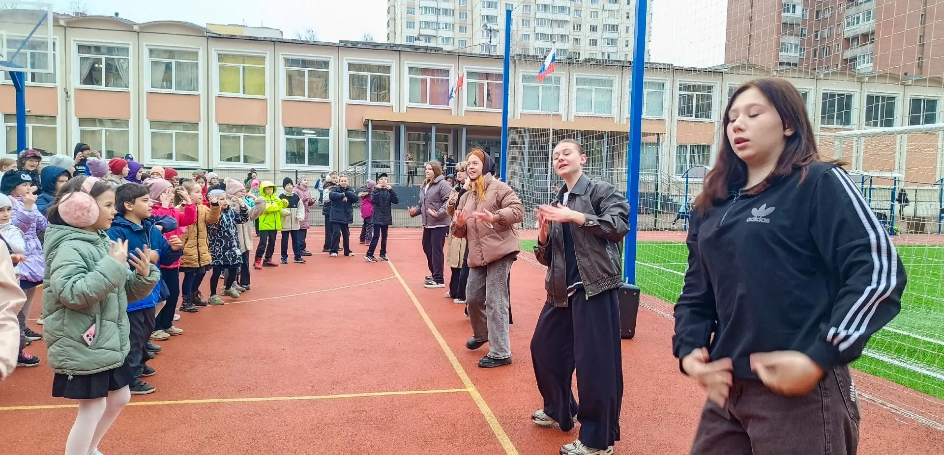 ☀️Бодрое утро в нашей школе!  Что может быть лучше зарядки на свежем воздухе? Только зарядка, котора