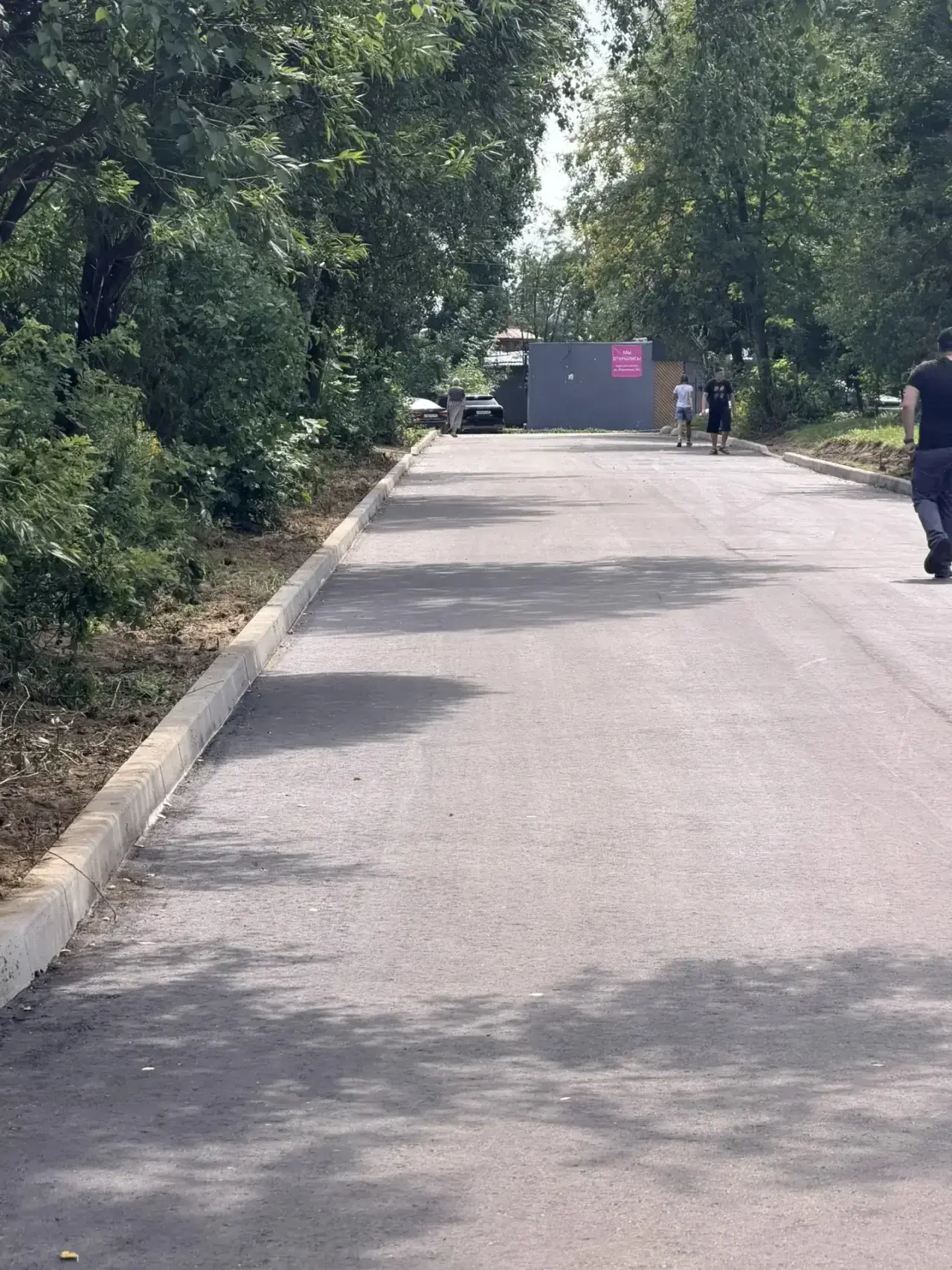 На улице Брестская застройщик восстановил дорожное покрытие.