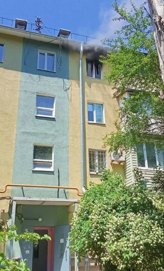 Горит квартира на ул. Черноморской в Мариуполе