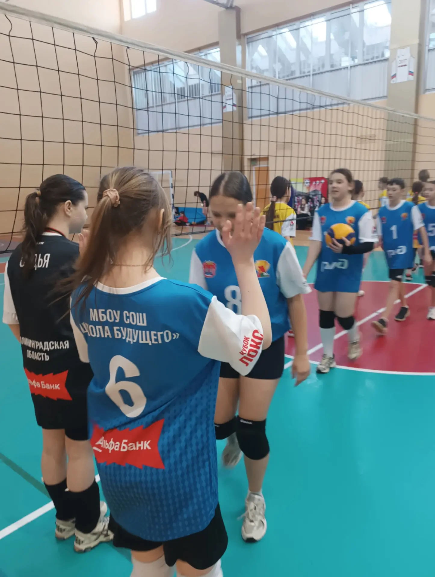 05 января на базе МБОУ СОШ "Школа будущего" прошел Новогодний турнир по волейболу.   Пять смешанных 