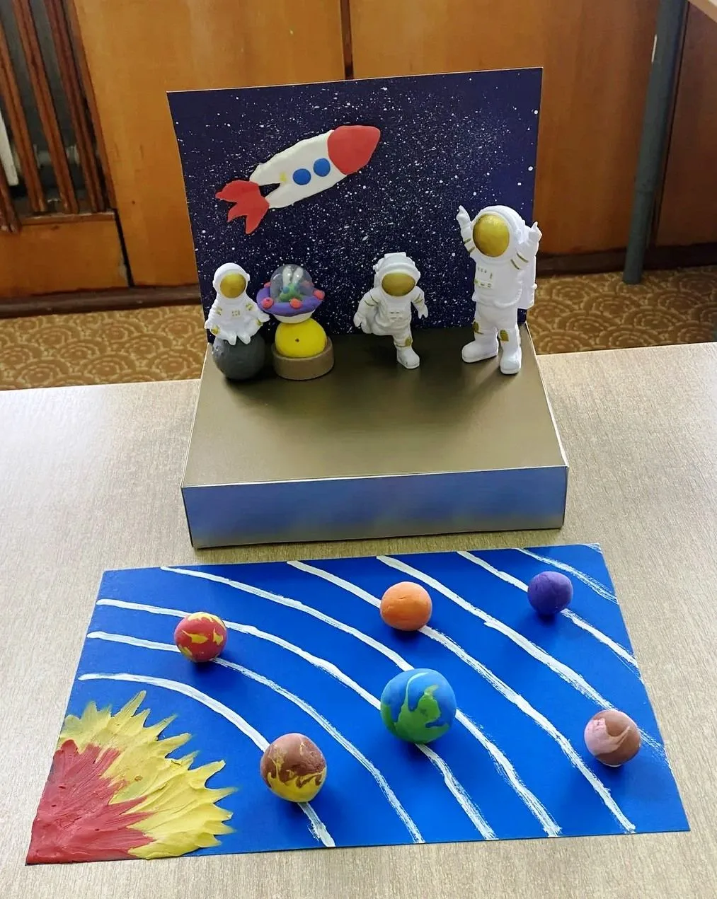 Занятие по лепке «Космическое небо» в группе раннего возраста (1-3 лет). Малыши учились скатывать ша