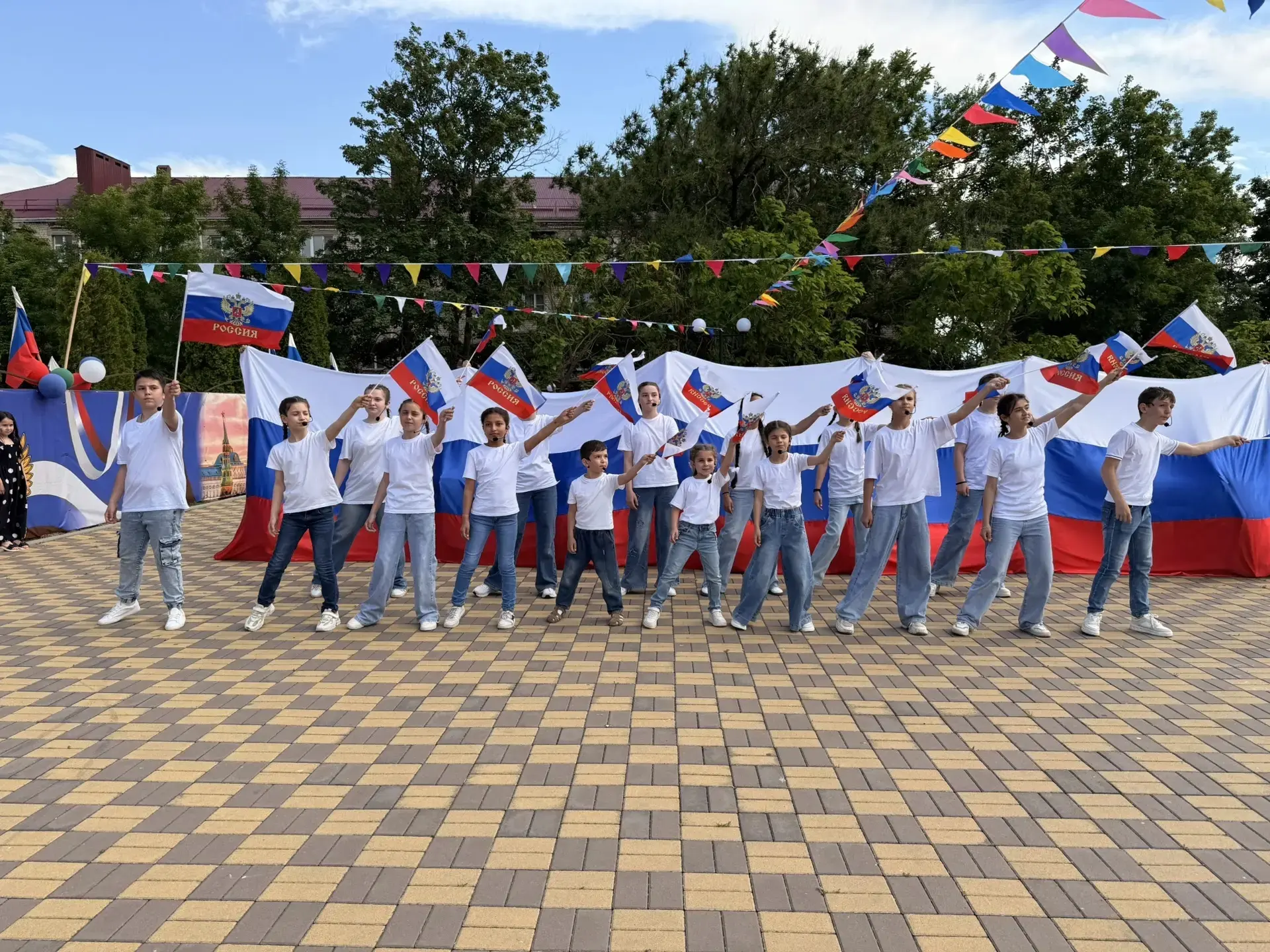 Обучающиеся нашей школы приняли участие в праздничном мероприятие посвященном Дню России. 🇷🇺 🇷🇺 