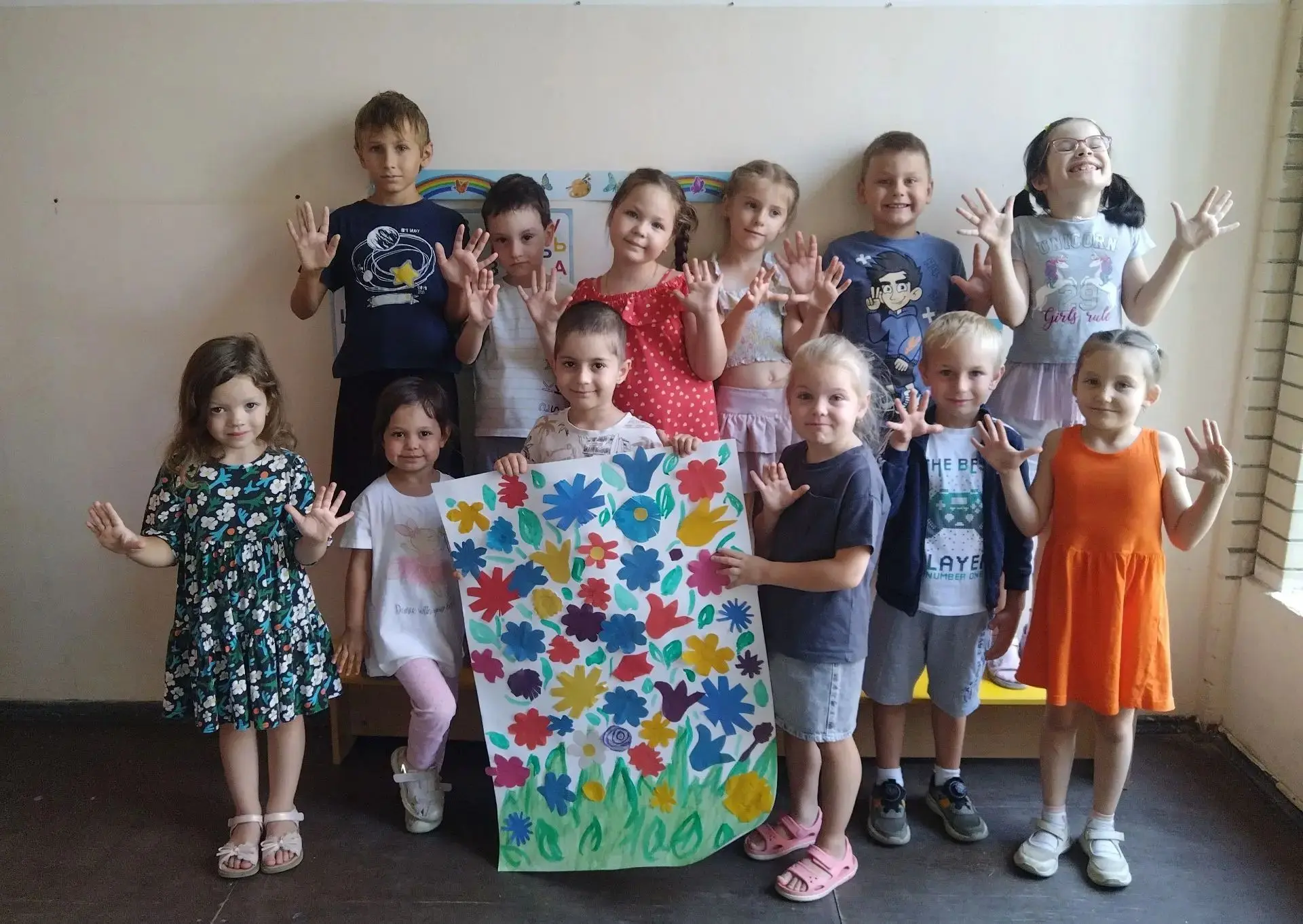 Красочно, ярко и творчески встретили День Цветов в группе "Звёздочки".