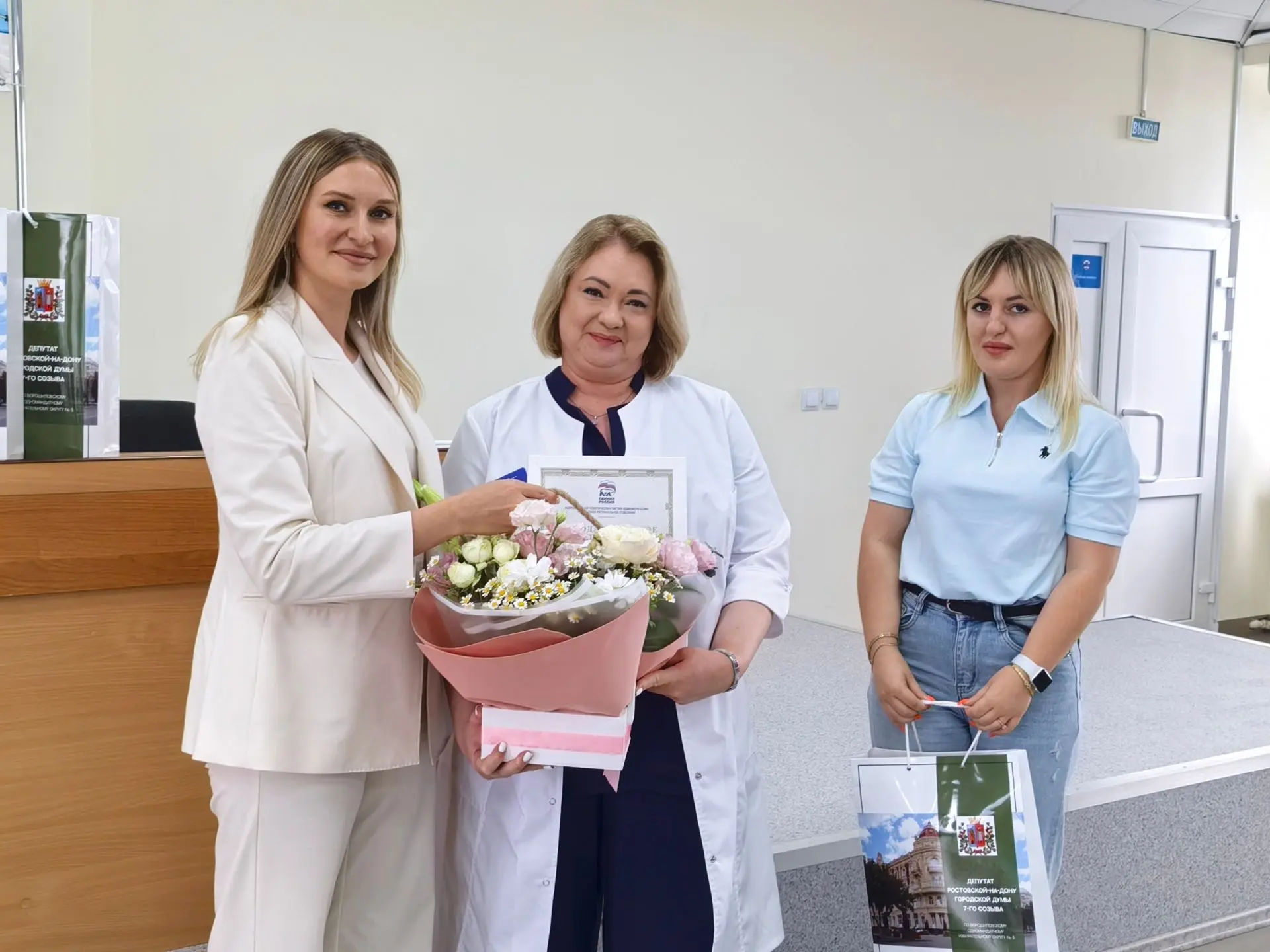 С ПРОФЕССИОНАЛЬНЫМ ПРАЗДНИКОМ — ДНЁМ МЕДИЦИНСКОГО РАБОТНИКА!

❤️‍🩹В этот замечательный день с огром