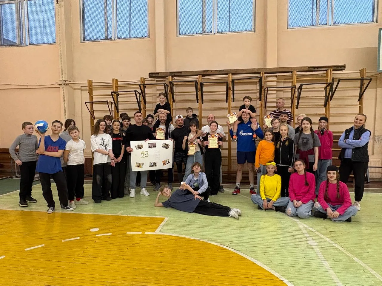 👨 В пятницу в школьном спортивном зале прошел весёлый и динамичный семейный праздник «А ну-ка, папы»