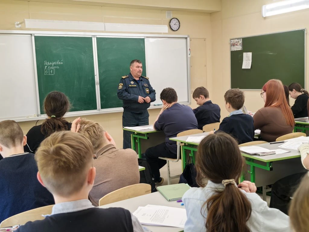 Сегодня в 6 и 7 классах проводил беседы по безопасному поведению на водоемах, по правилам пожарной, 