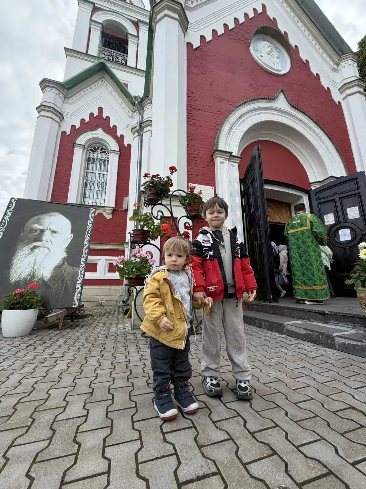 С праздником Святой Троицы, друзья! 

Мы утра сходили в храм, я была в Одинцово, а дети с папой на д
