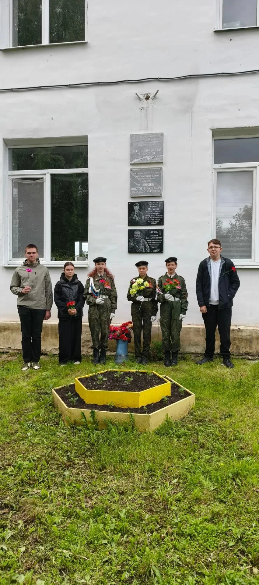 12 июня, в День России, кадеты школьного Военно-патриотического клуба «Феникс», участники проекта «Х