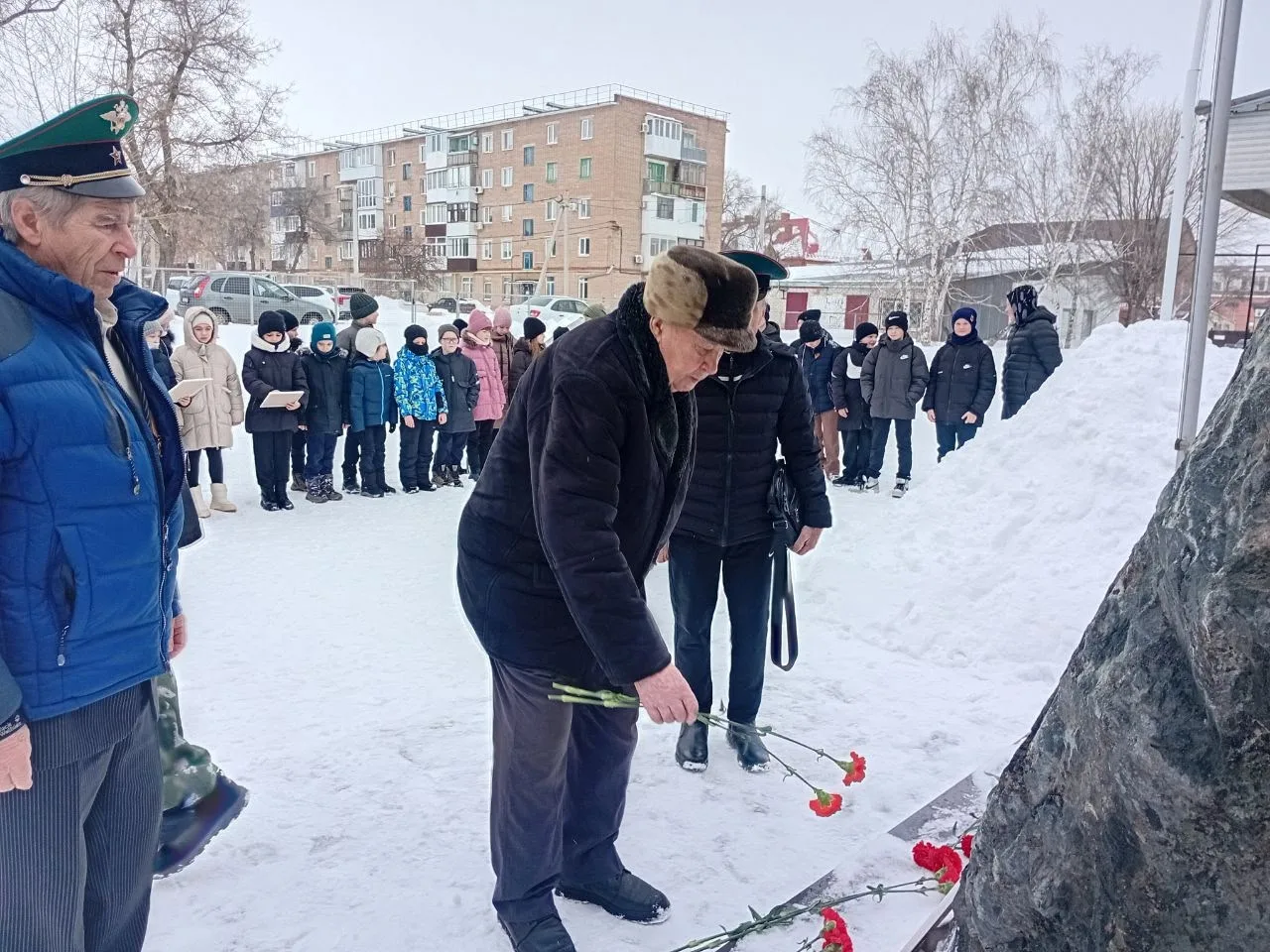 Подвиг героев Даманского Сегодня у памятника Александру Сидоровнину МБОУСОШ4 состоялся торжественный
