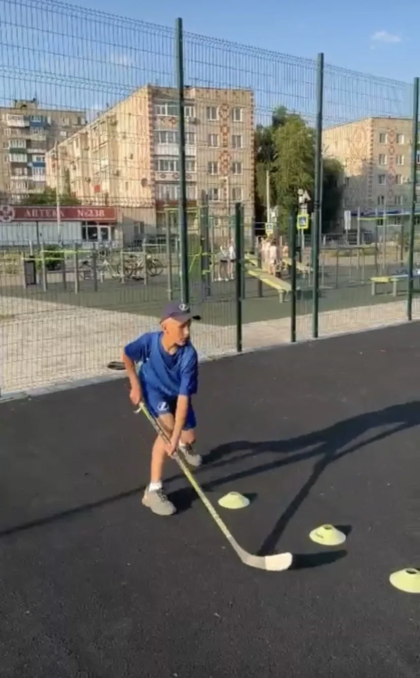 🏒 Ребята из хоккейной команды «Молния»  под руководством тренера Михаэля Иванченко про...