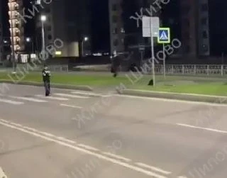 🛴 Школьники в Шилово стали выезжать на самокатах прямо на проезжую часть.