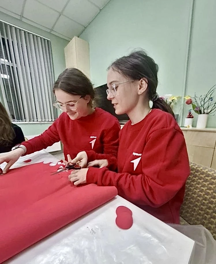 🎗️Активисты «Движения Первых» — ученики 6В и 7Б классов — приняли участие в мастер-классе по изготов