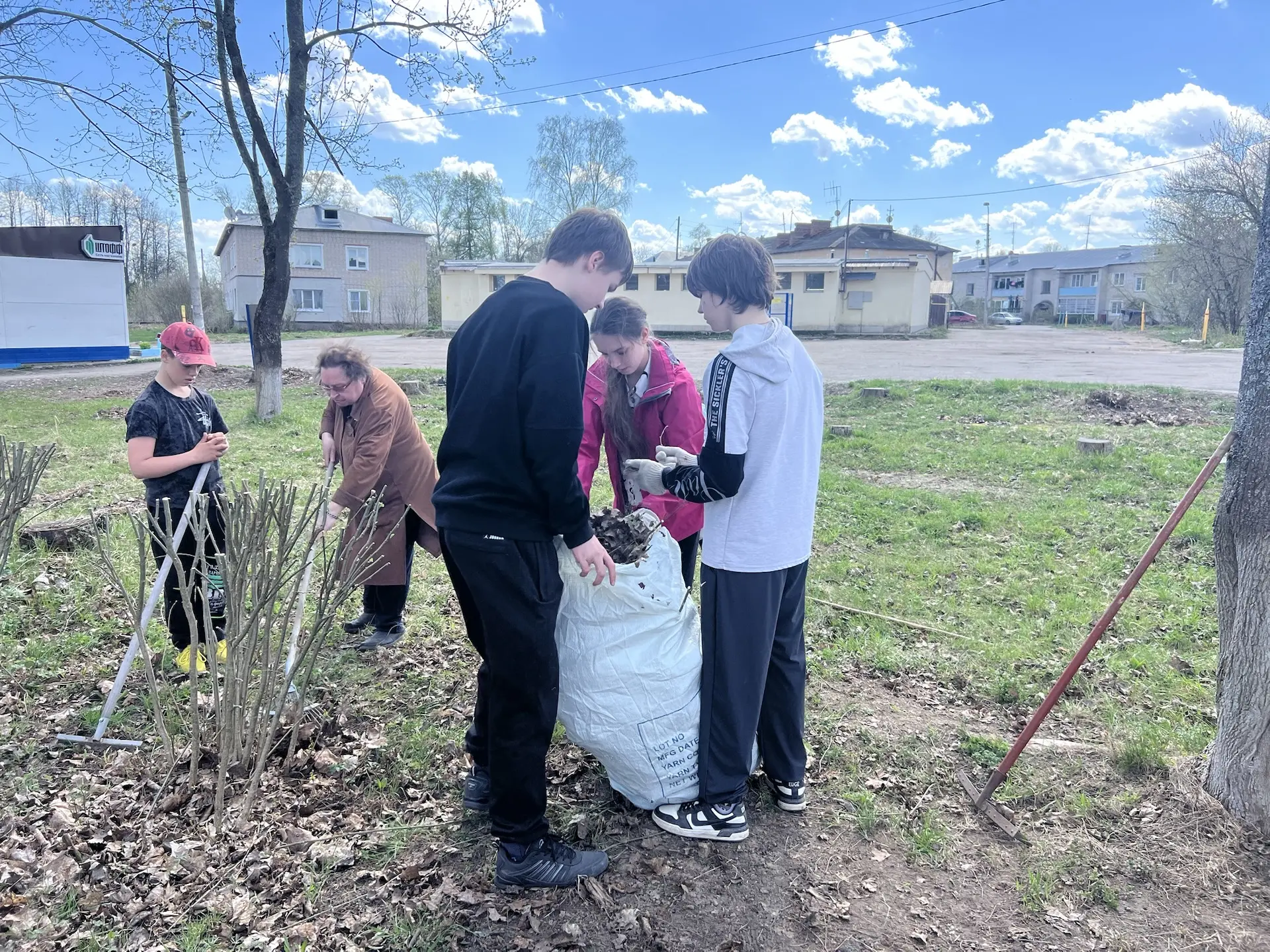 В преддверии праздника 9 Мая ученики Озерновской школы приняли участие в благоустройств...