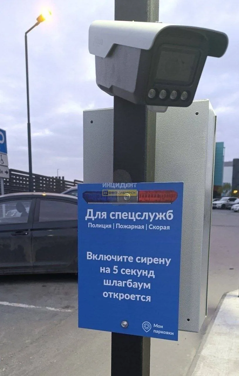 В новосибирском ЖК Галактика машина скорой помощи 7 минут не могла попасть к задыхающем...