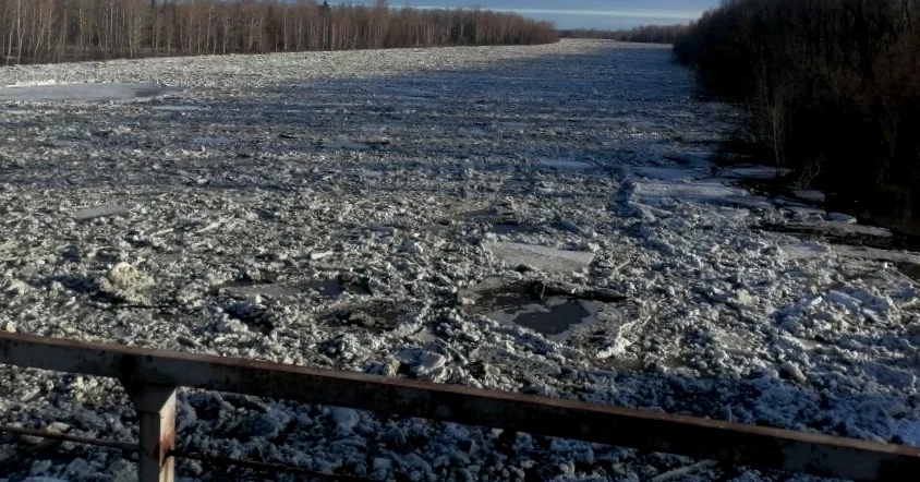 ‎❗Продолжается ледоход. На Каменском мосту в районе села Староперуново образовался новый затор. Преи