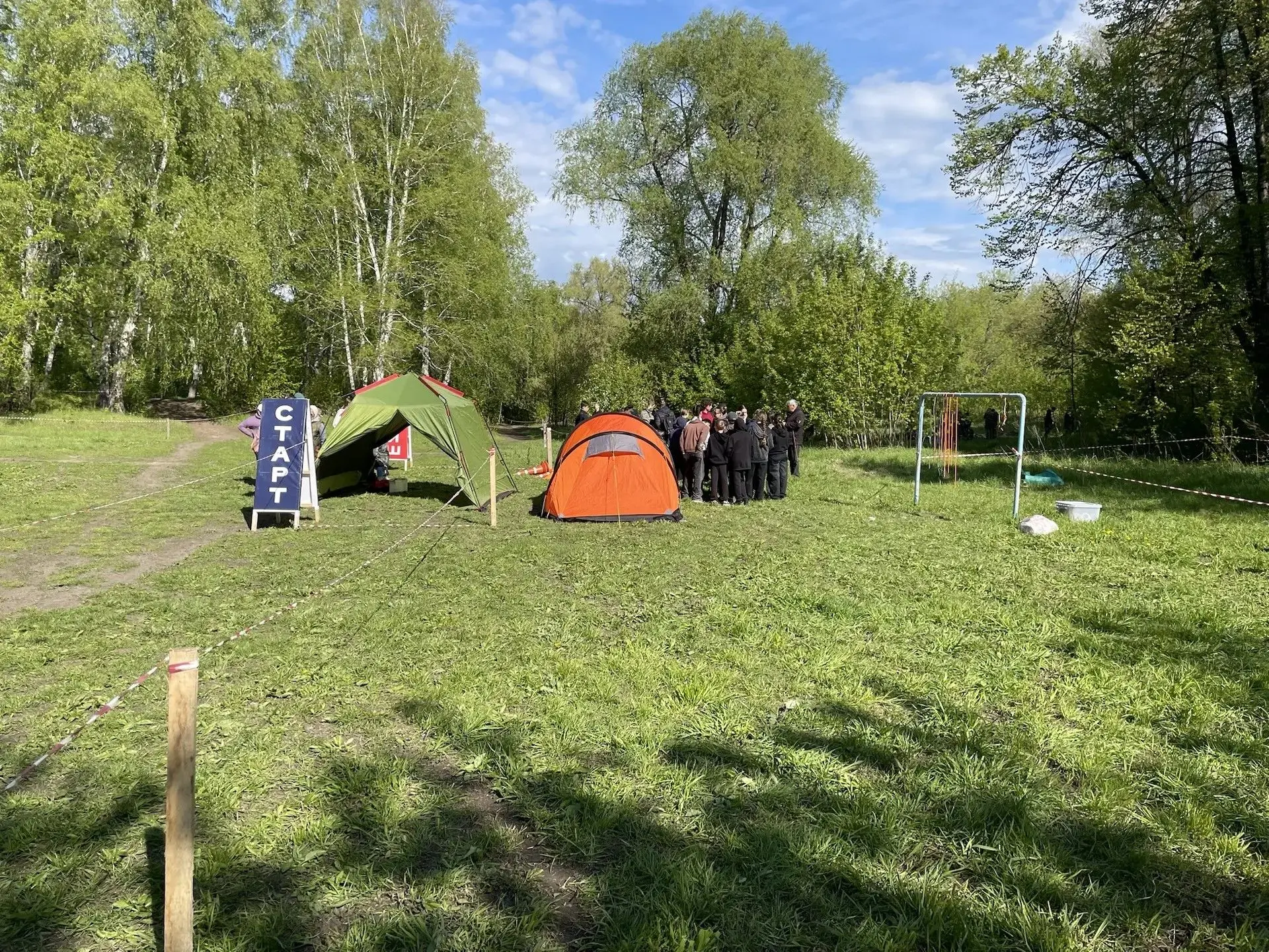 🌳 Турслет в Бугринской роще: первые шаги юных туристов! 🎒✨  20 мая ученики нашей школы совершили нез