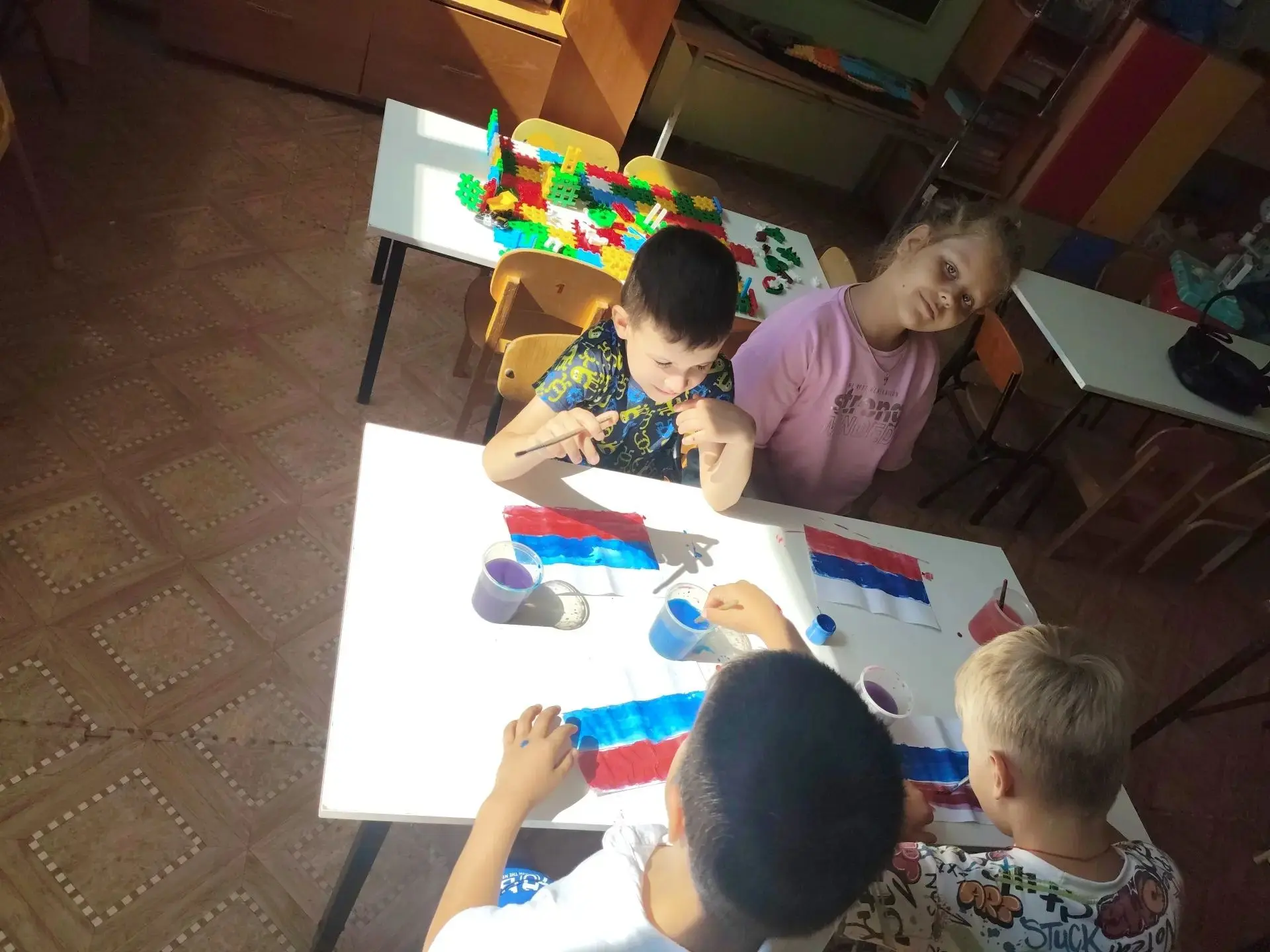 Юные патриоты: в ДОУ № 123 украсили окна ко Дню Государственного флага России 🇷🇺
