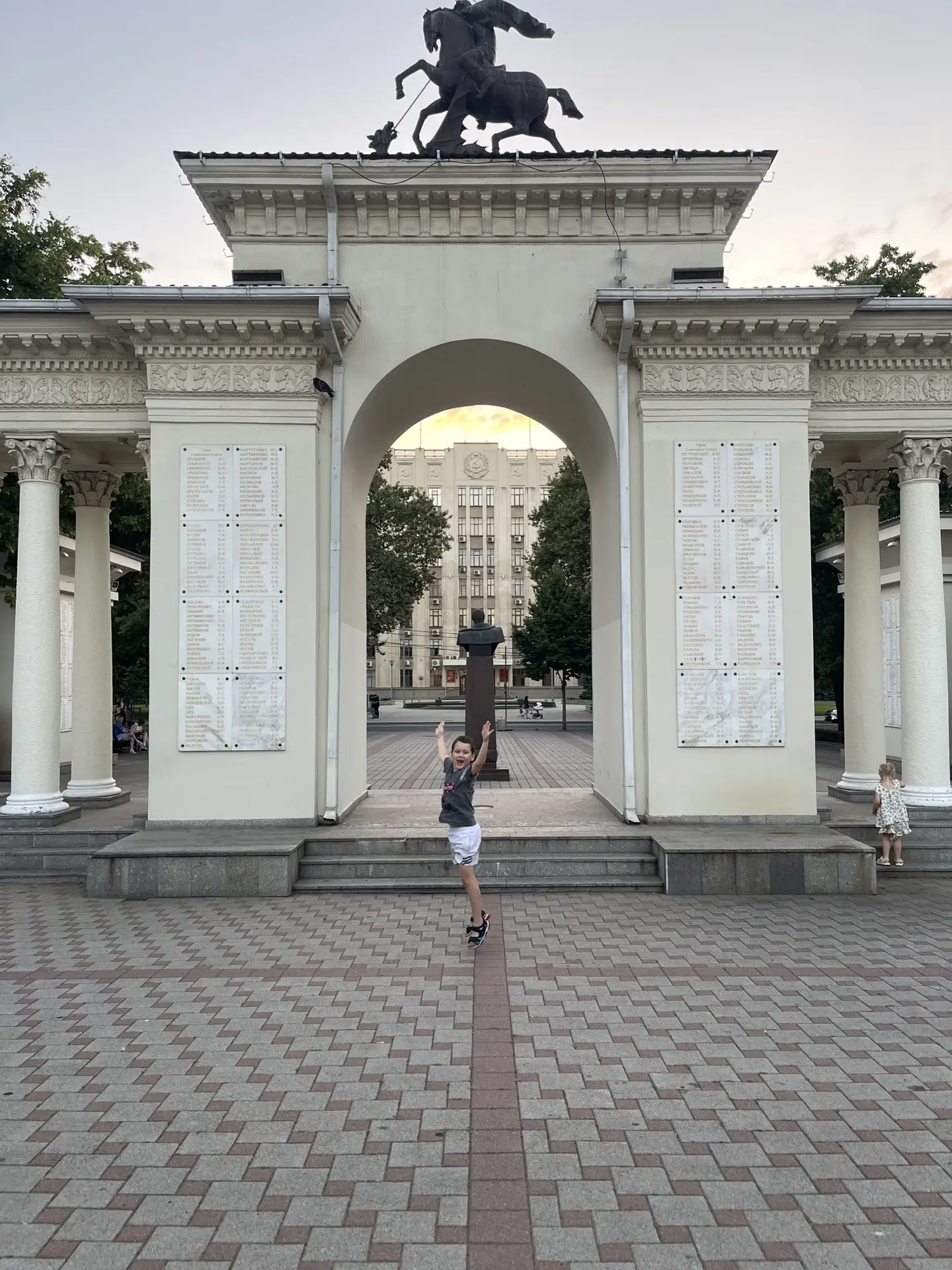Багнычев Владимир 1 б Багнычева Кира 5б Мини экскурсия и пешие прогулки  по ул Красной , памятники ,