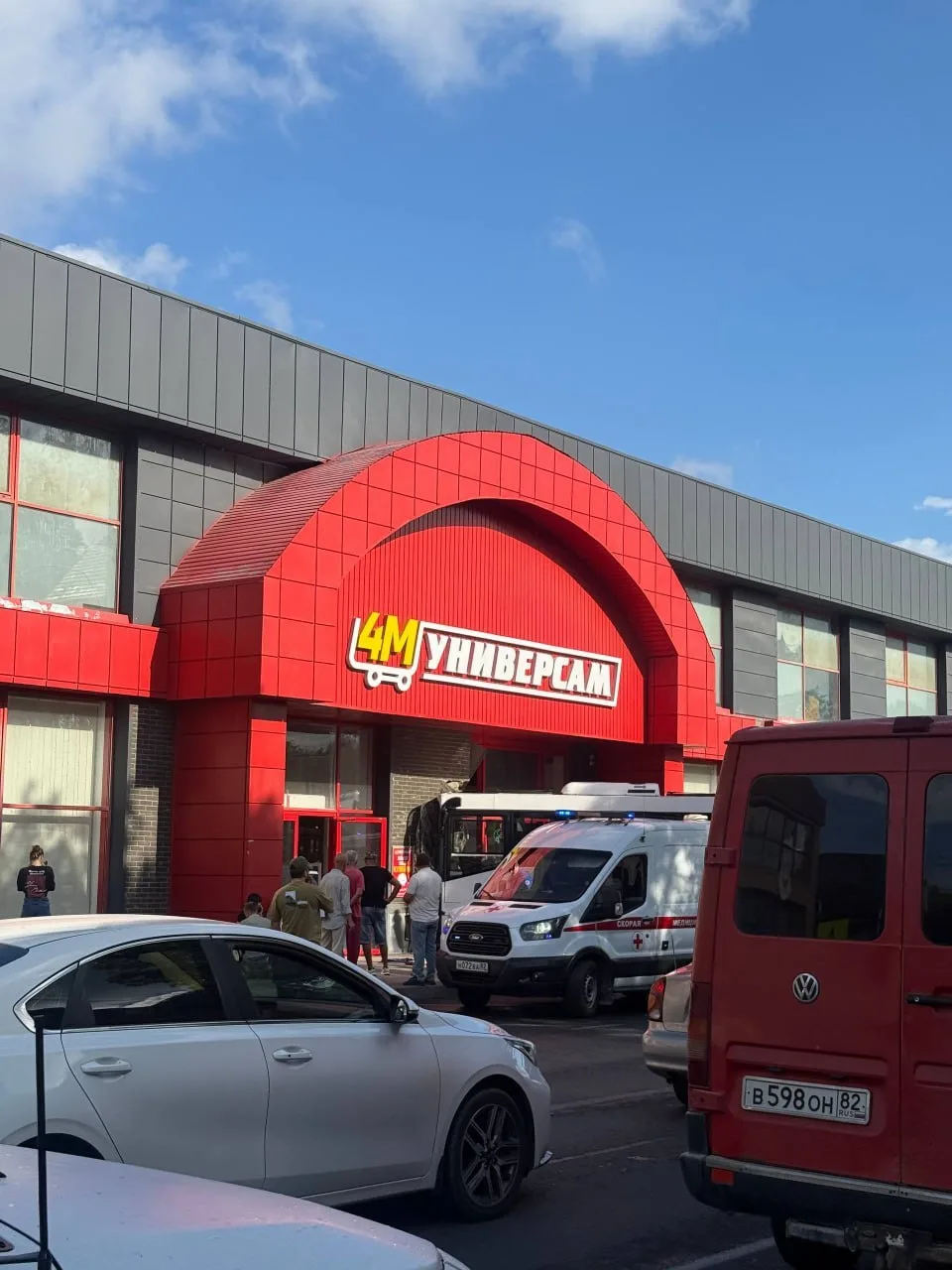 Автобус врезался в стену магазина в Симферополе