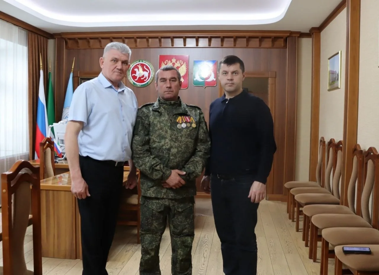 Встретился с нашим земляком, участником СВО, бойцом с позывным «Пекарь», который прибыл...