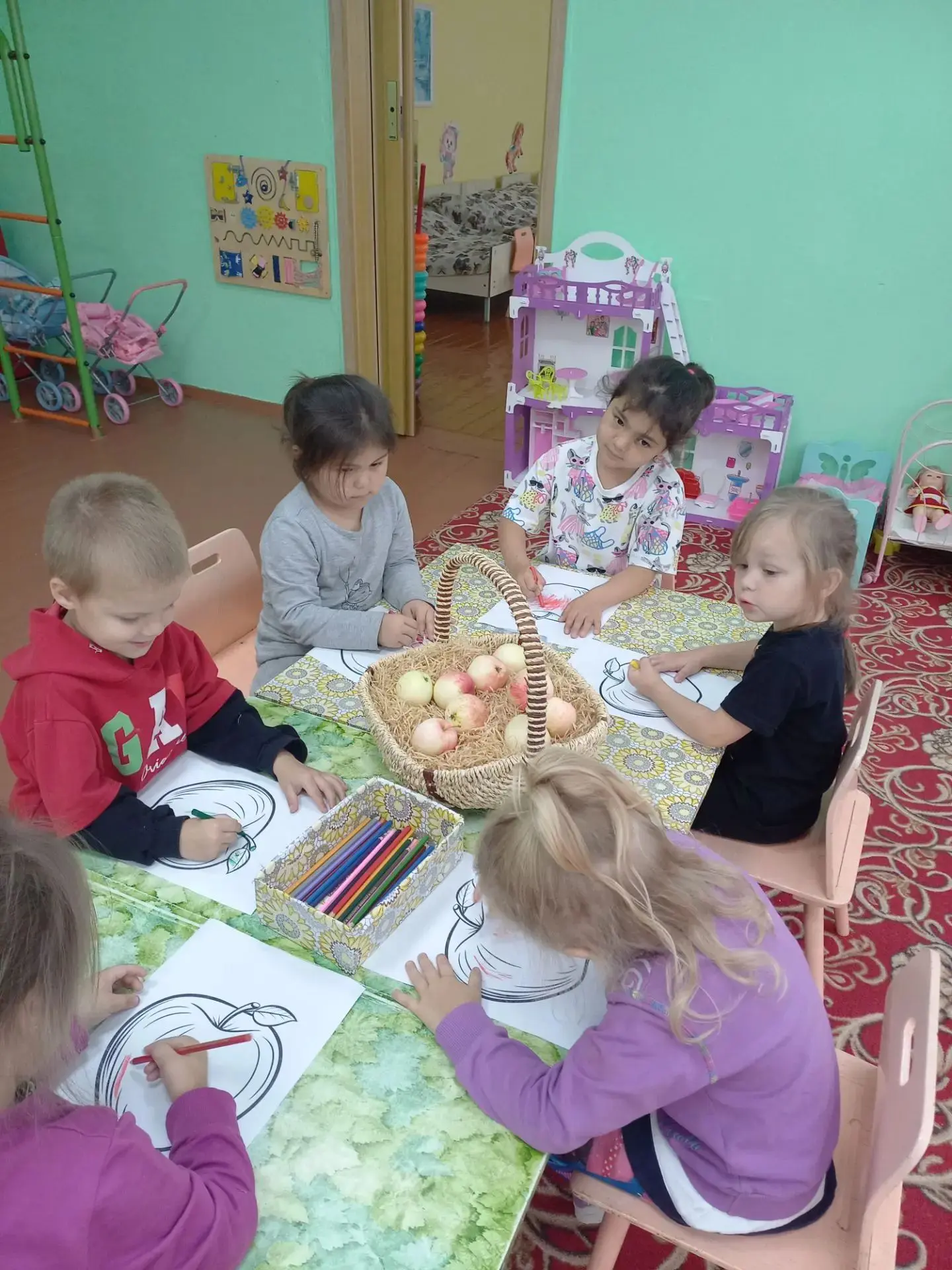Золотые яблоки в маленьких ладошках: Яблочный Спас в дошкольной группе.
