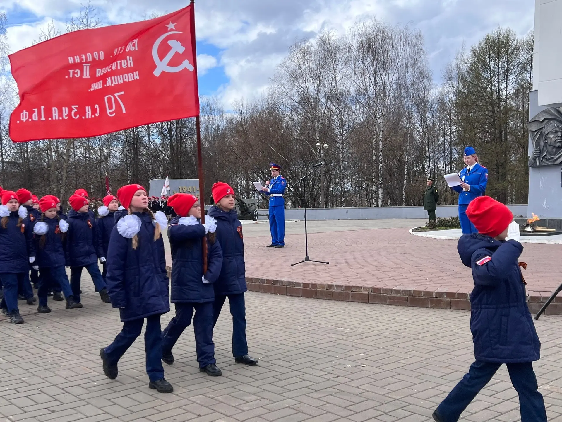 🇷🇺 ЮНАРМИЯ 🇷🇺  ✅ Торжественное мероприятие в Парке Победы собрало юнармейцев и горожан, чтобы почтит