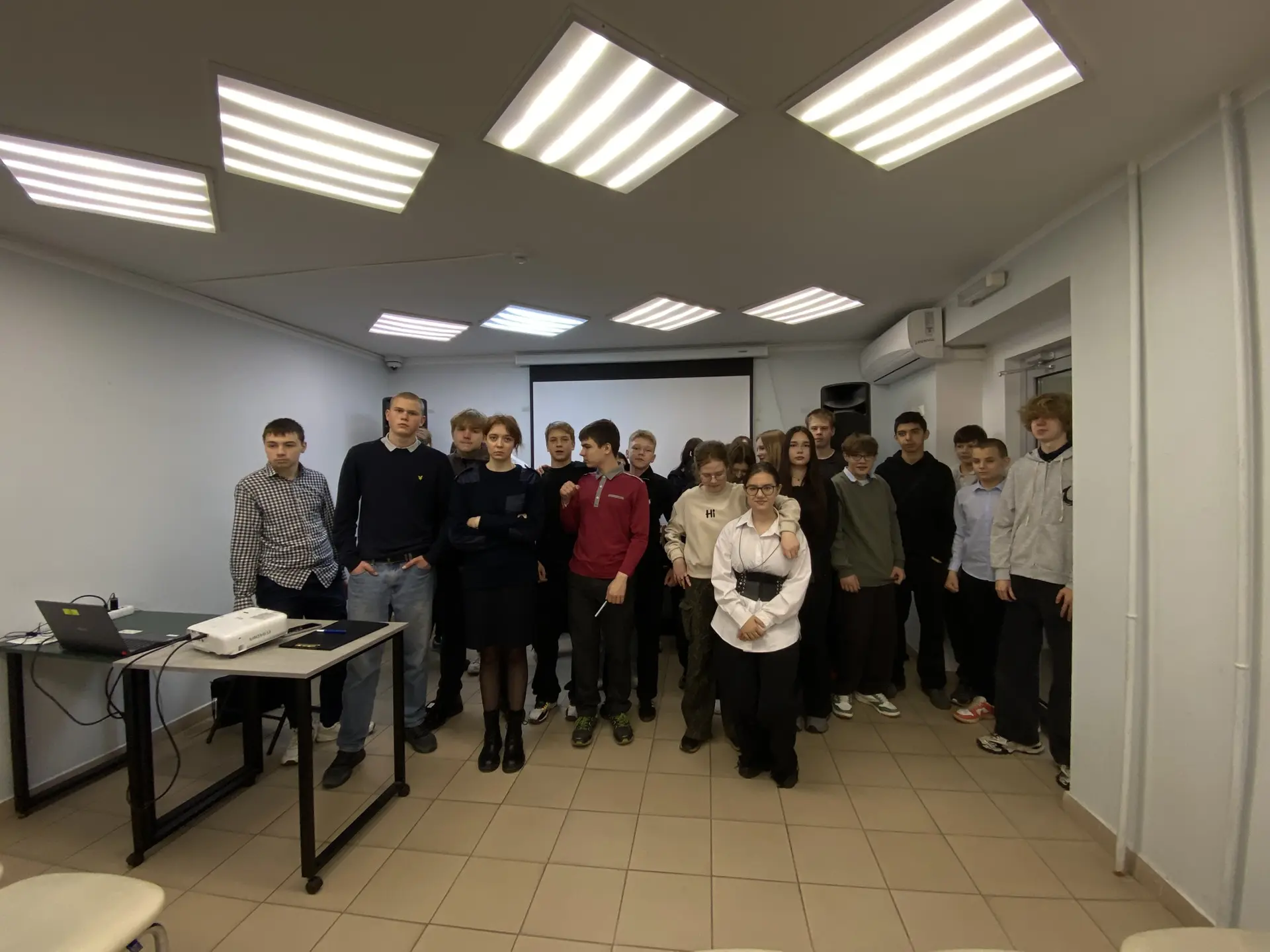 Сегодня ученики 8 «Б» класса посетили Городскую юношескую библиотеку, где для них была организована 