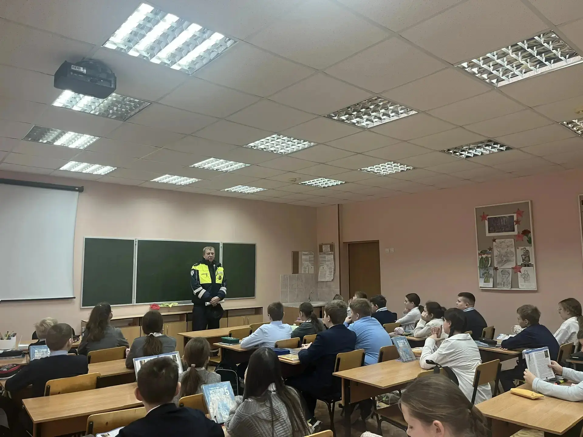 👥 Сегодня в школе прошла встреча 5-х классов с инспектором ГИБДД Иванюком Виталием Борисовичем.   👀 