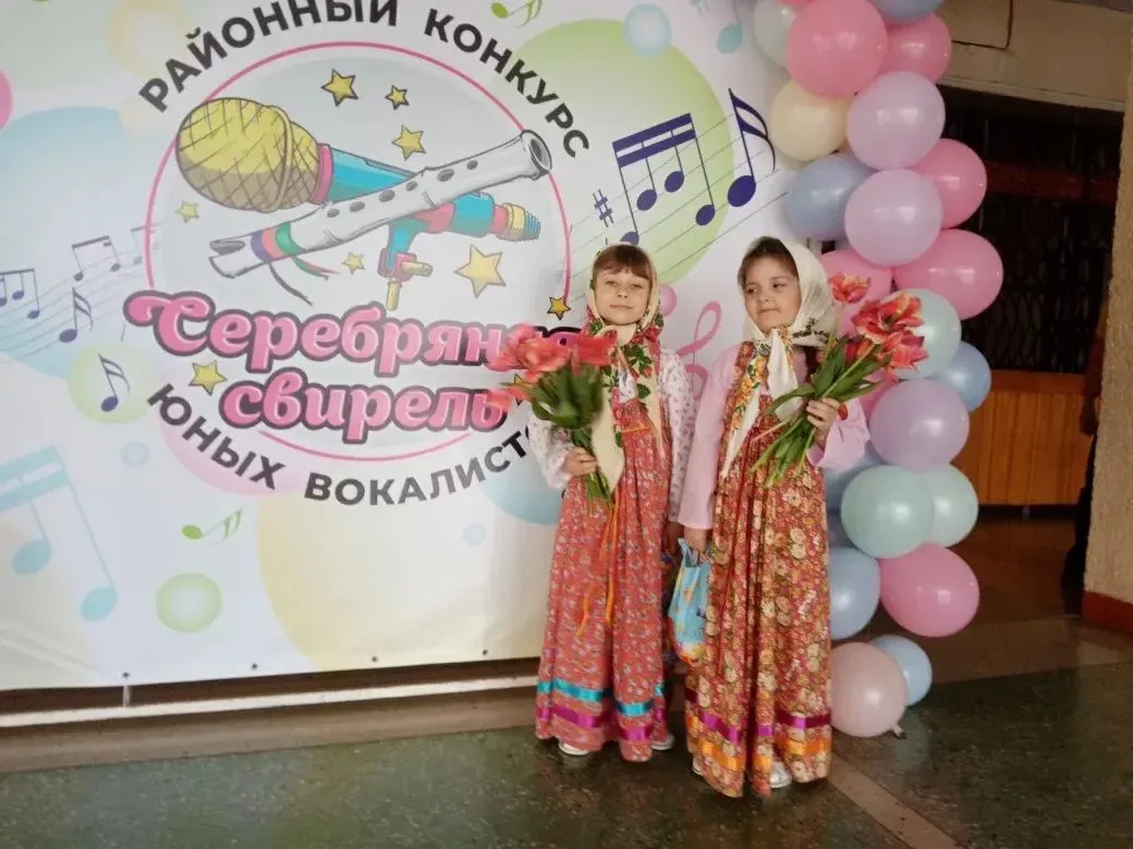 Фольклорный ансамбль детского сада «Берёзка» на сцене РДК.