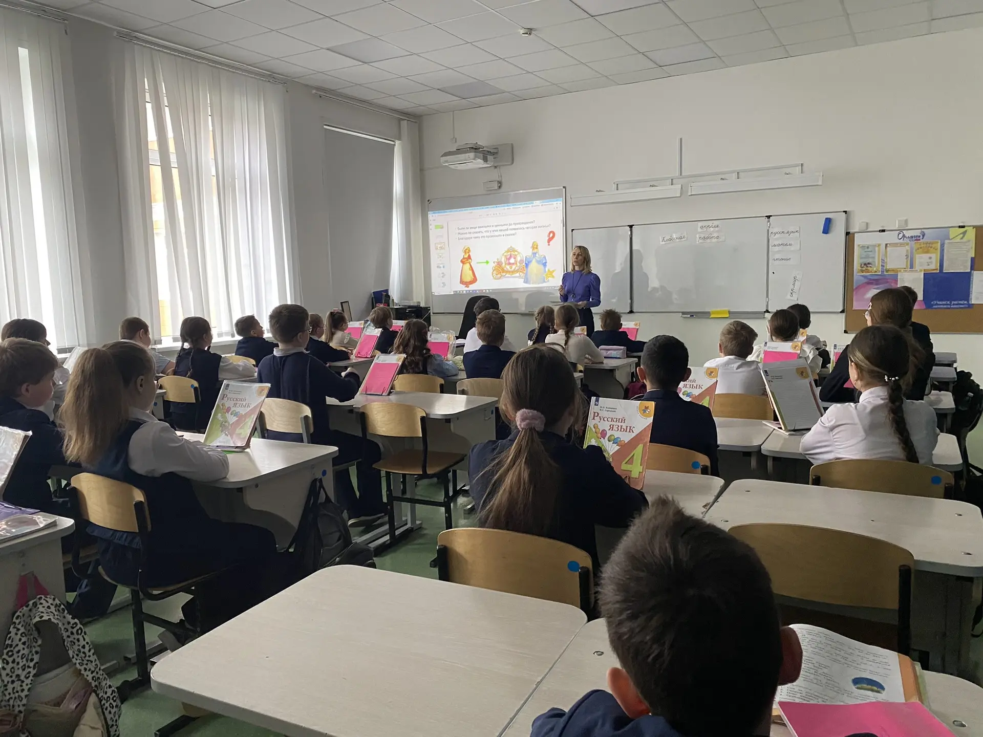 День Земли - каждый день.  🇷🇺 Понедельник в нашем лицее традиционно начался с торжественной линейки 