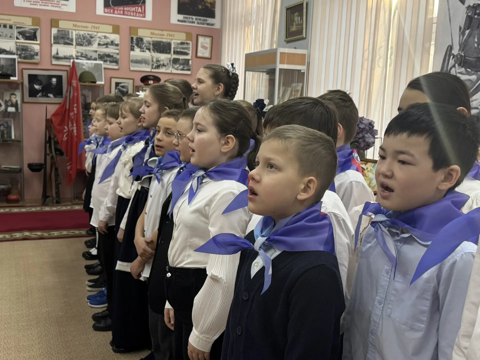 🇷🇺  Новая учебная неделя в нашей школе началась традиционно – с Церемонии выноса Государственного фл