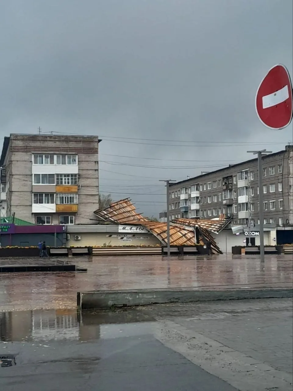 Тем временем непогода уже натворила дел в Совгавани и Ванино.