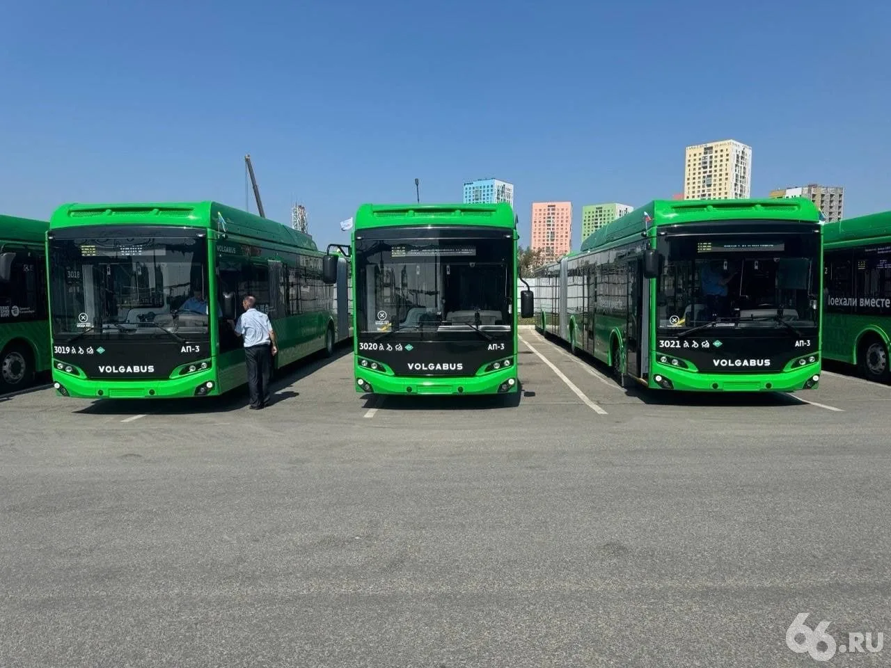 🔊В Екатеринбурге на маршруты № 50, 64 и 67 вышли 15 новых 18-метровых гармошек на газо...
