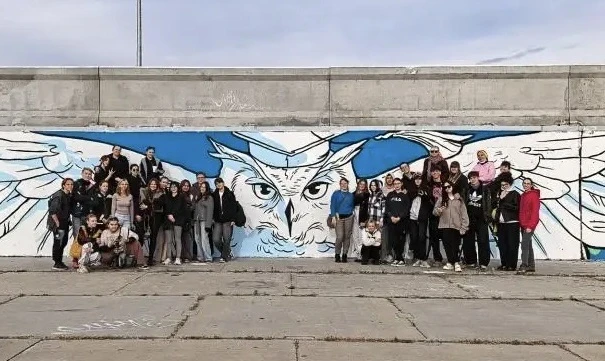 👏 Хабаровская дамба теперь на студенческом вайбе. Там появился 130-метровый мурал о ТОГУ