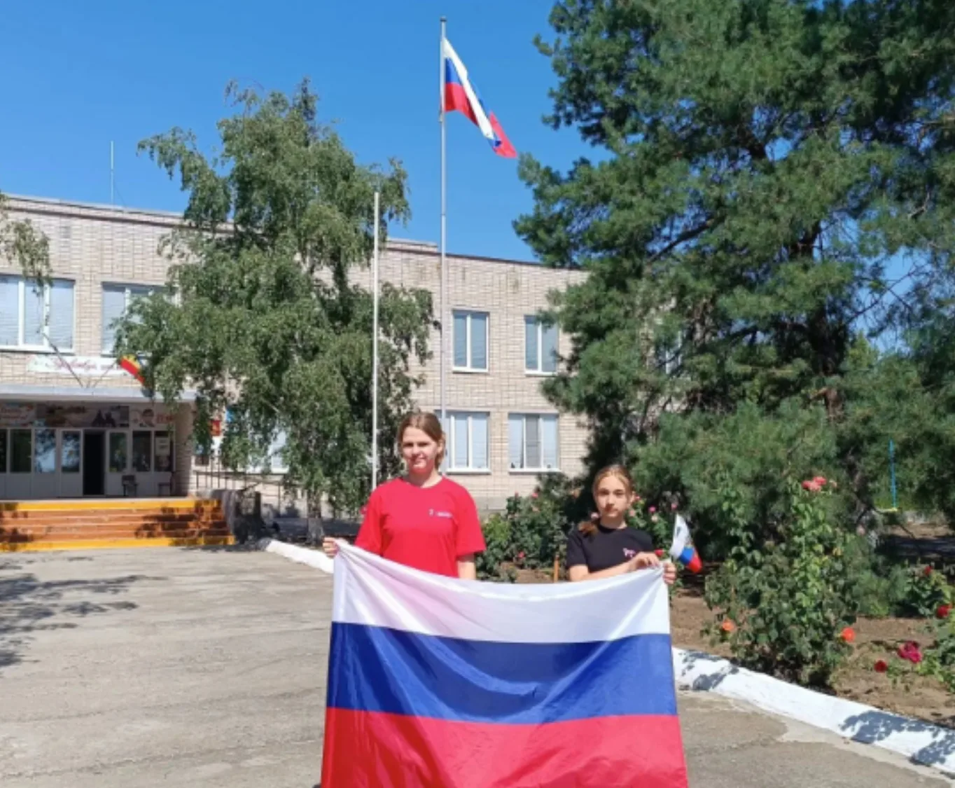 🇷🇺 В рамках всероссийской акции «Цвета Родины», приуроченной к празднованию Дня Госуд...