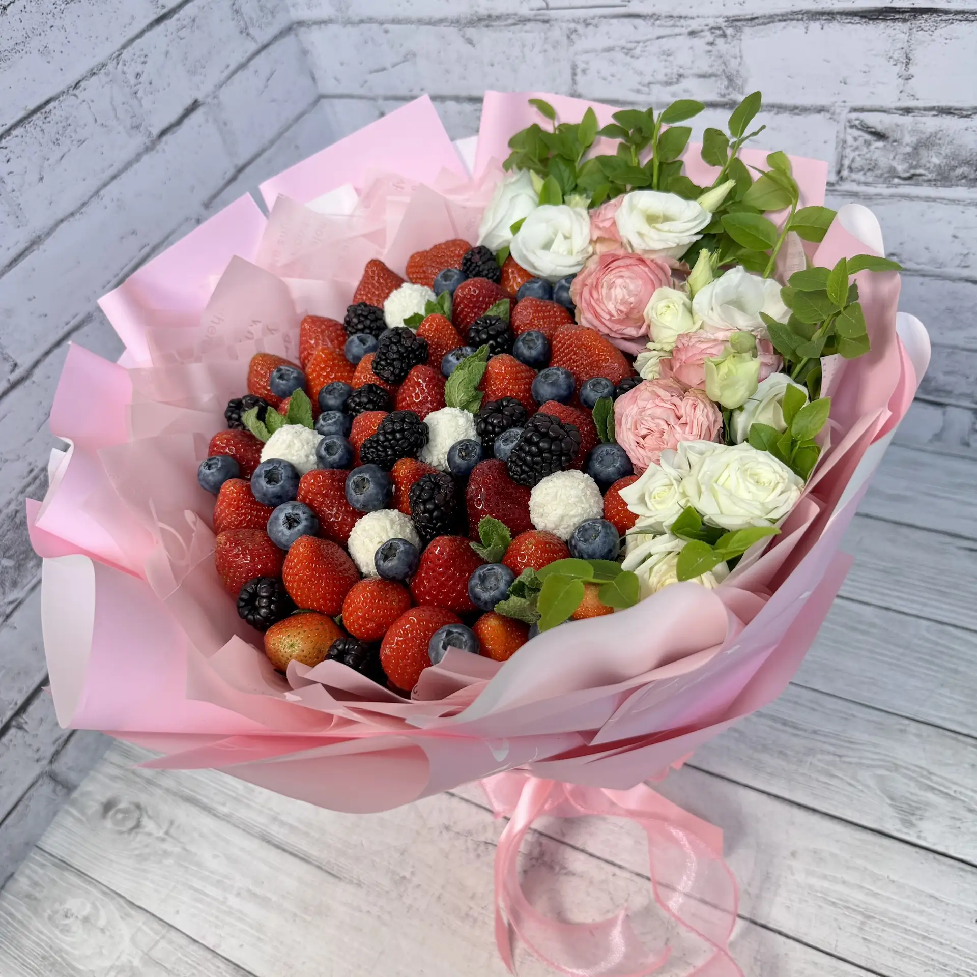 Клубничный дуэт: эстетика в каждой детали 🍓🕊️