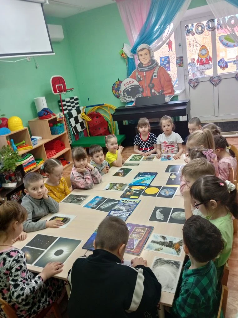 🌌✨ В нашей старшей группе прошло увлекательное занятие, посвященное 65-летию полета в ...